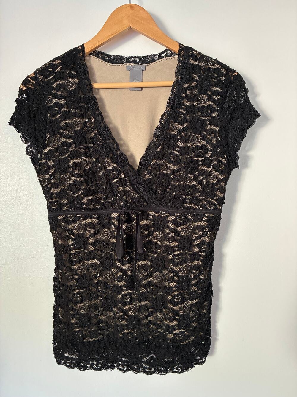 Ann Taylor Cocktail Blouse Black Lace w/Tan Underlay Beaded V-Neck Size Medium